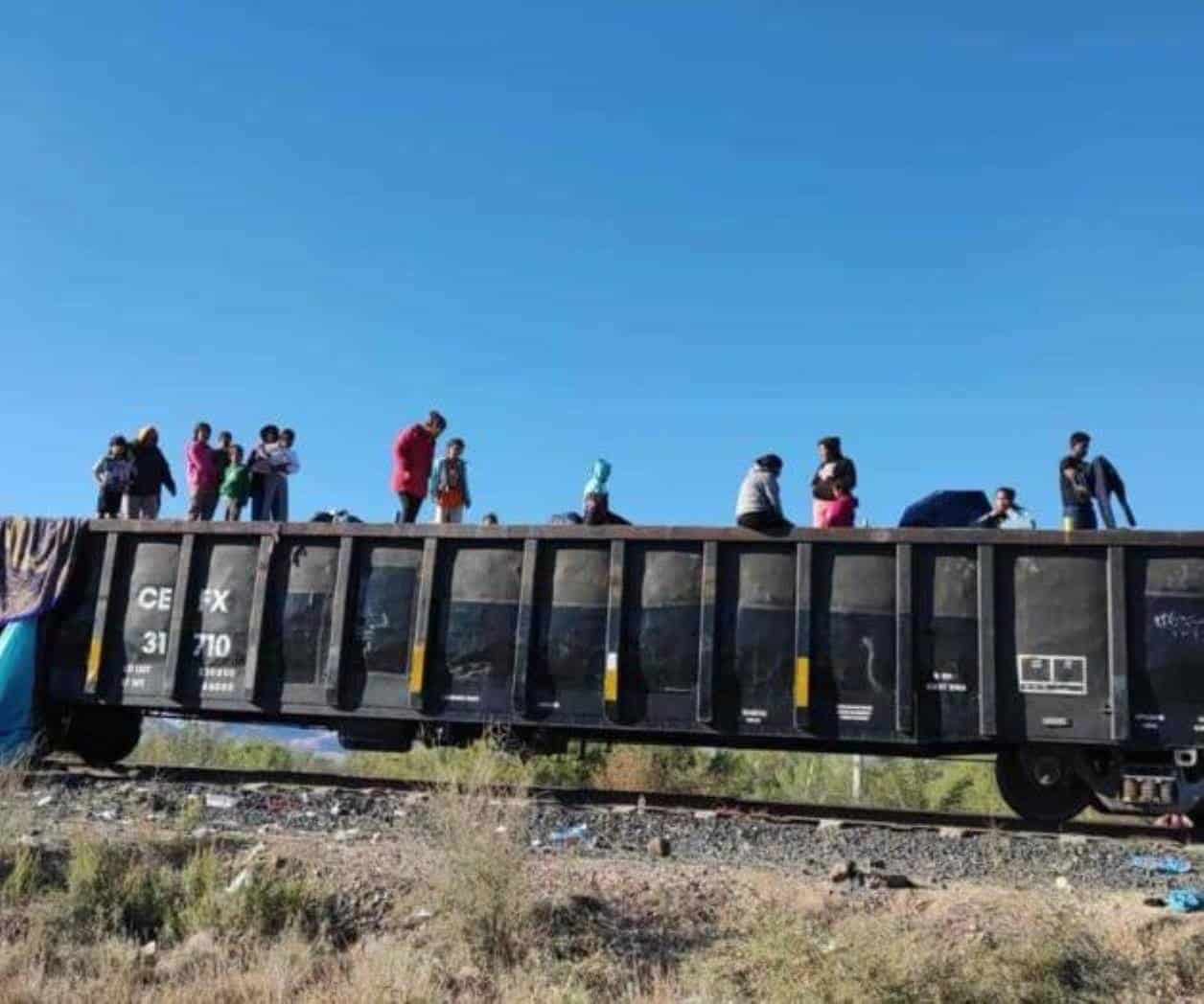 Hallan a 10 migrantes  ocultos en remolque