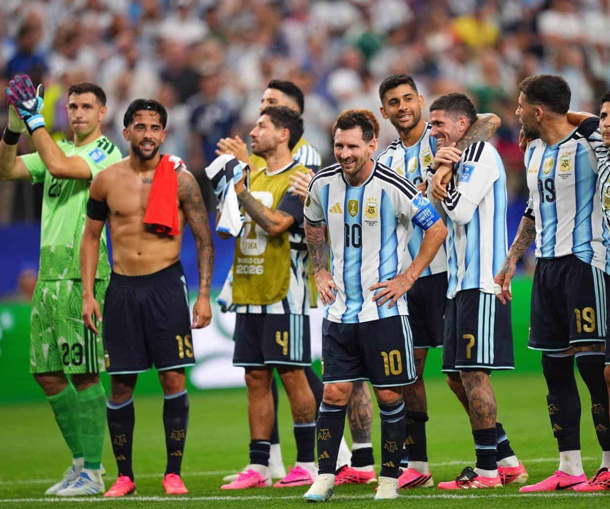 Messi hace historia con doblete y clasifica a Argentina
