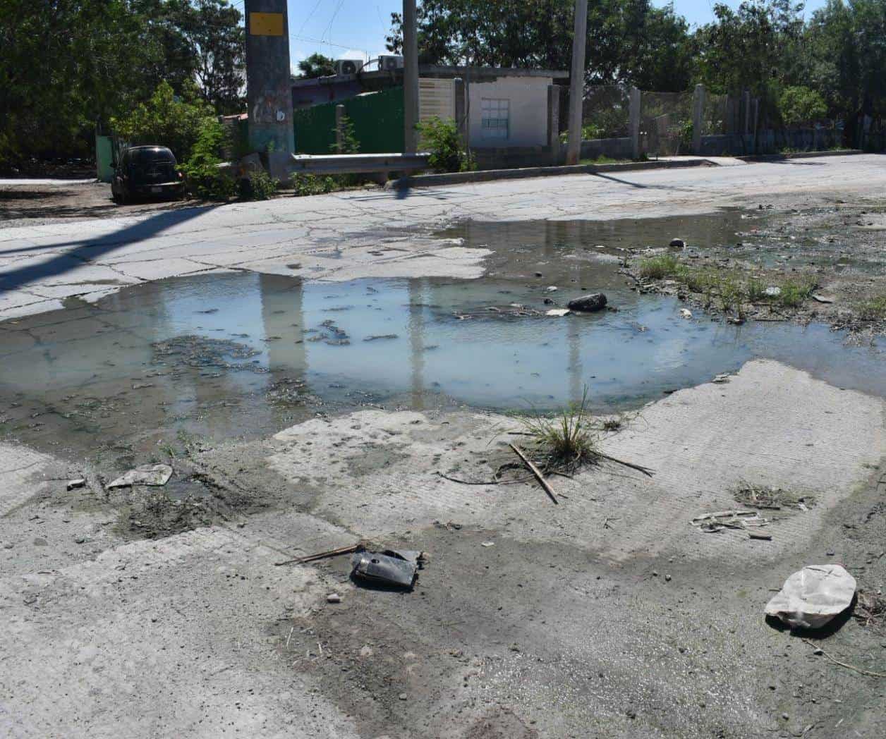 Fugas de agua generan riesgos para residentes