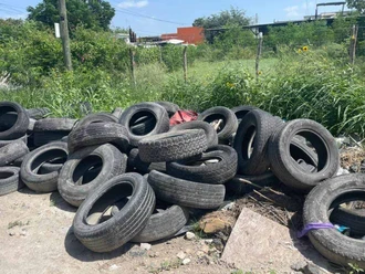 Convierten calle en tiradero de llantas en la Benito Juárez