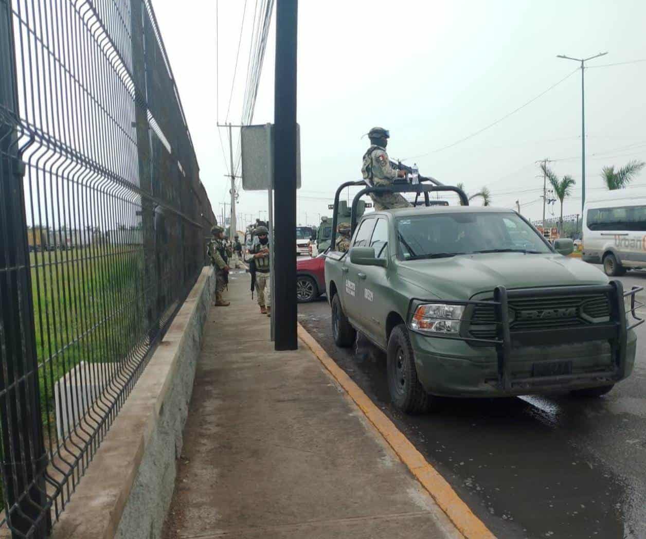 Choca contra camioneta militar