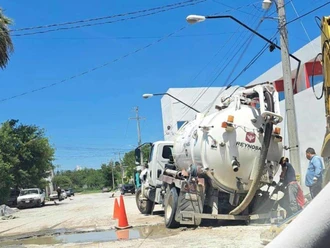 Se repite la historia: calle ‘traga’ camión