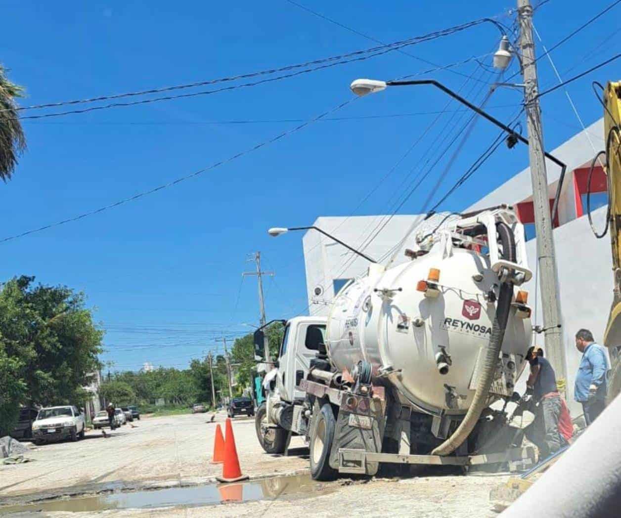 Se repite la historia: calle ‘traga’ camión