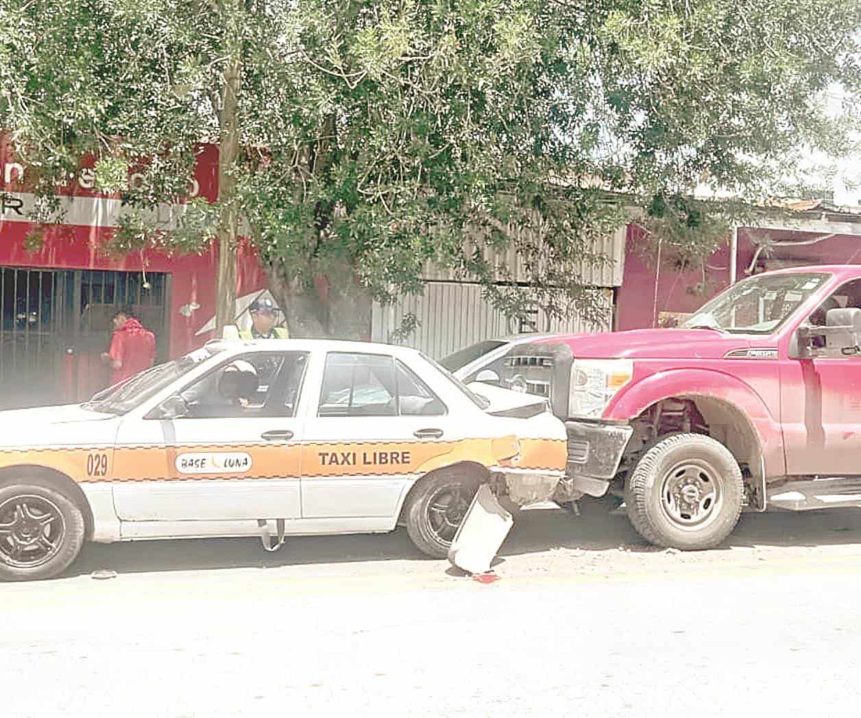 Taxista lesionado en choque por alcance