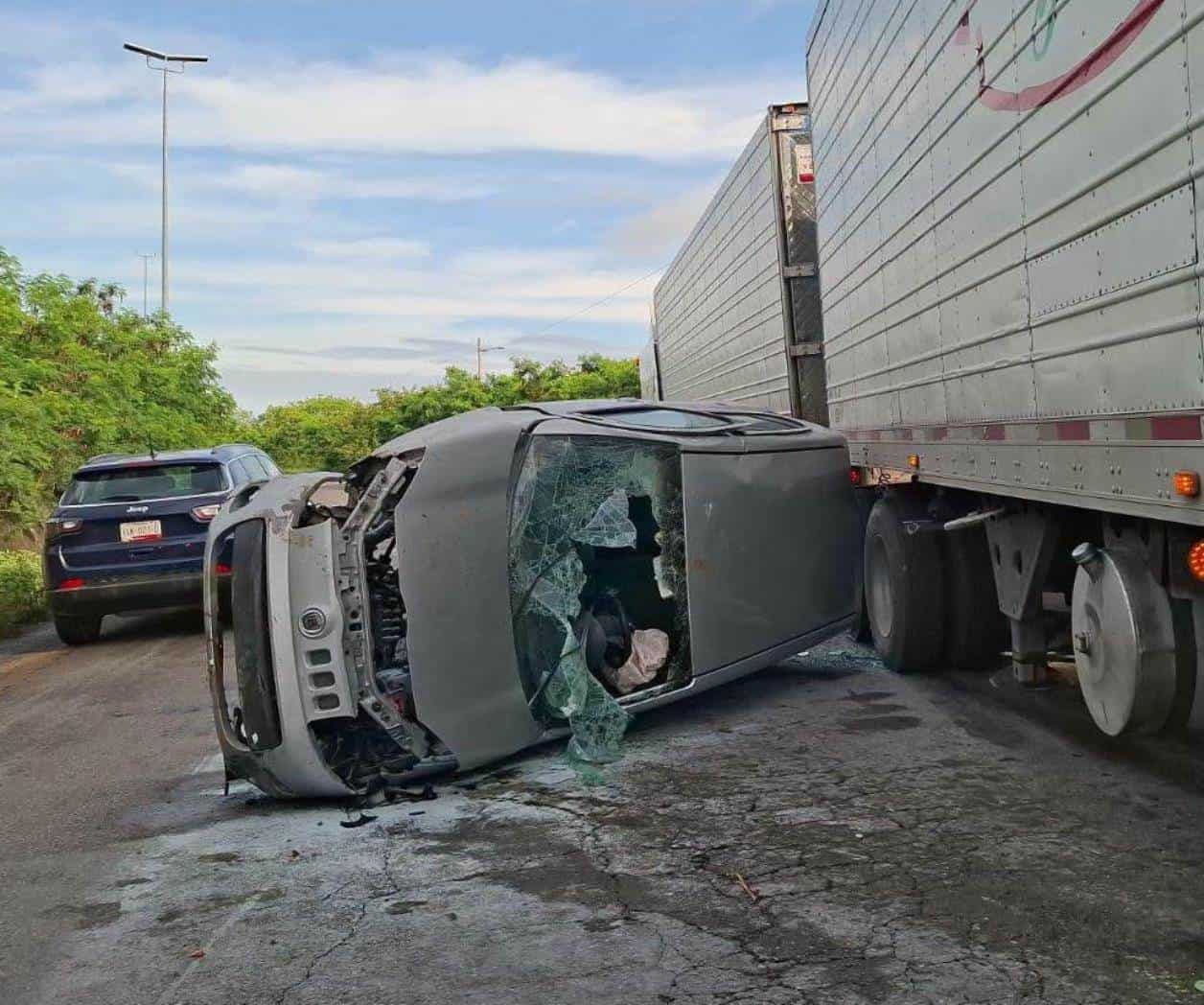 Vuelca carro en el Corredor Urbano