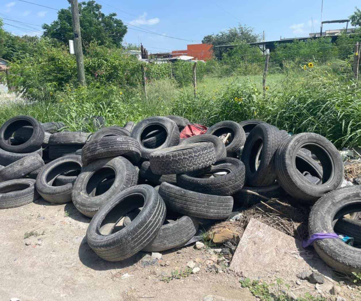 Denuncian tiradero de llantas en colonia