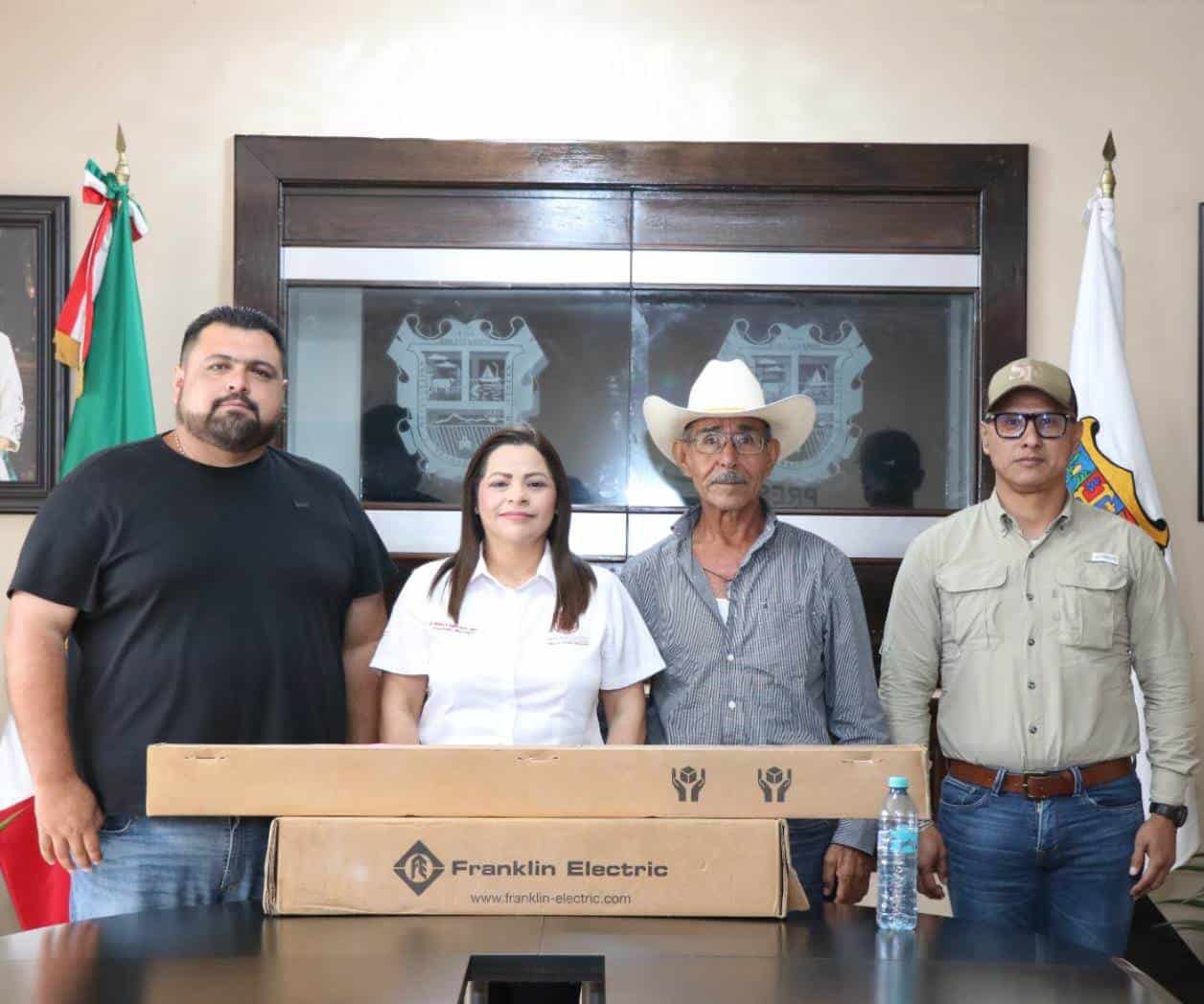 Alcaldesa entrega bomba de agua al Ej. Alfredo V. Bonfil