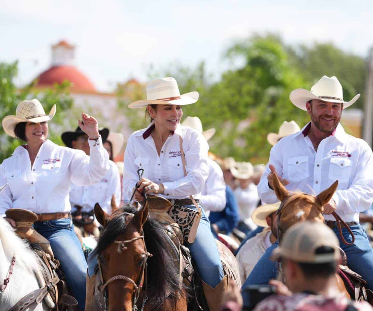 Alcaldesa de NLD se une a cabalgata de San Juan Alcaldesa de NLD se une a cabalgata de San Juan