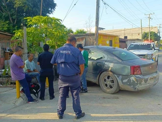 Conductor ebrio destruye barda de vivienda en Río Bravo