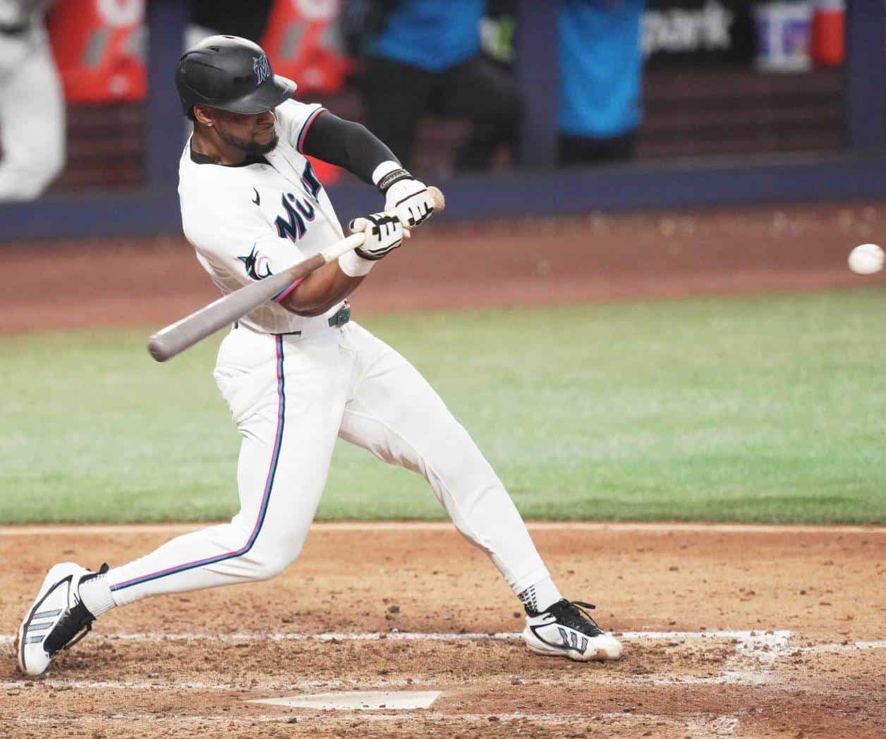 Otto López pega jonrón y suma otro juego de varios hits