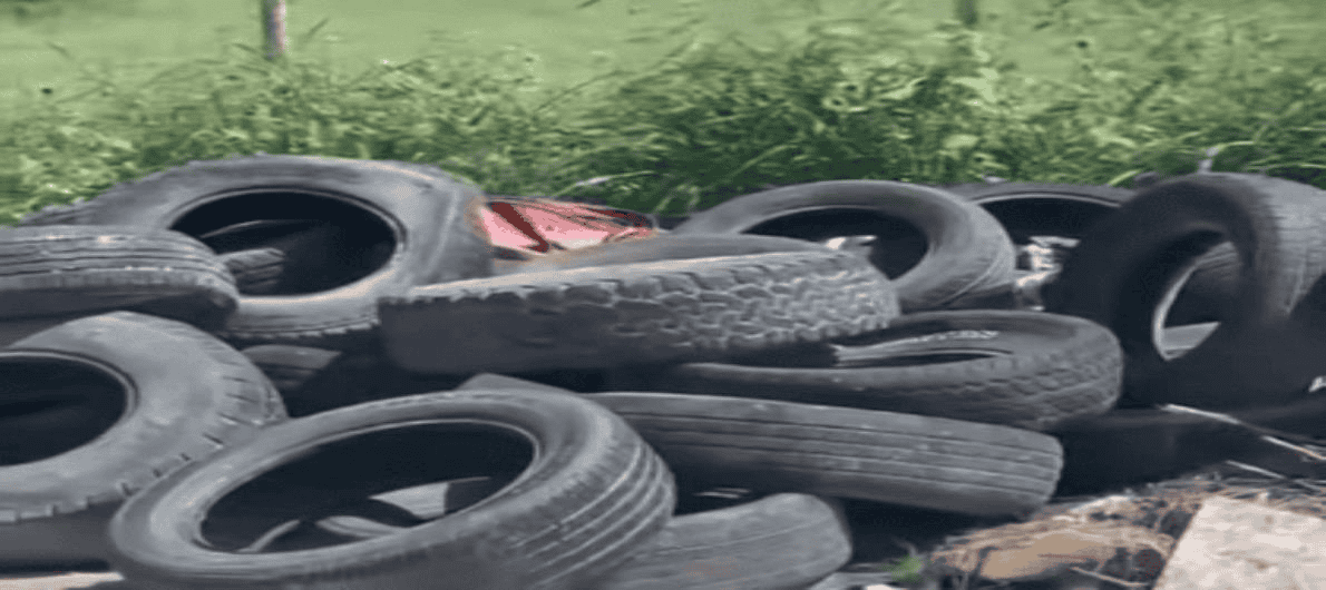 Acumulación de decenas de llantas abandonadas en la esquina de Huautla y Miguel Negrete Sur en la Colonia Benito Juárez
