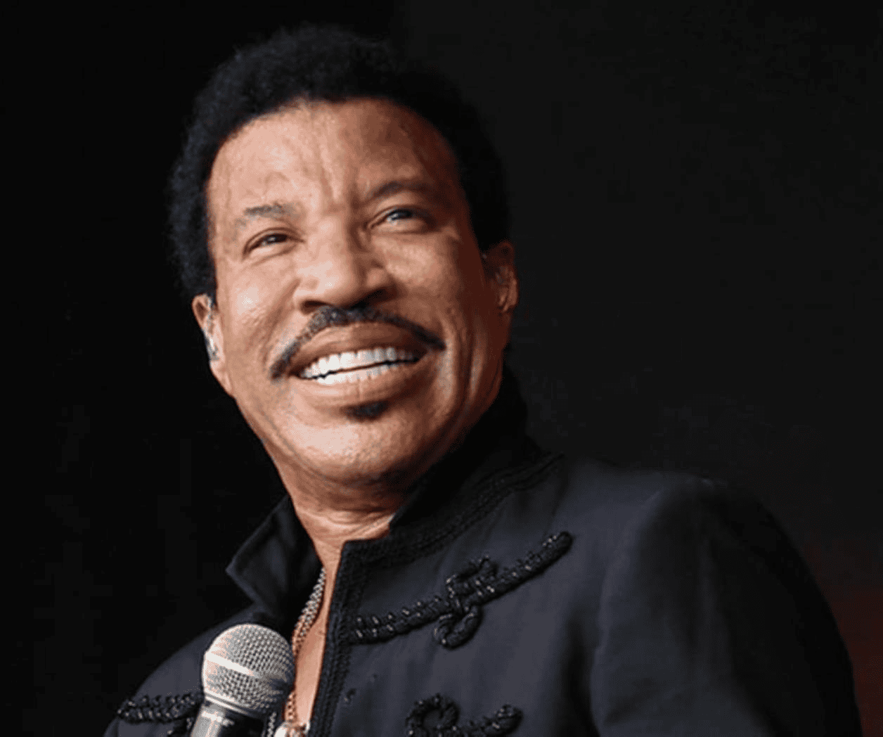 Lionel Richie interrumpe su actuación en gira junto a Earth, Wind & Fire