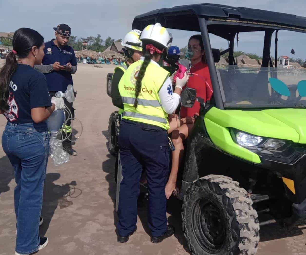Rescatan a 2 personas arrastradas mar adentro