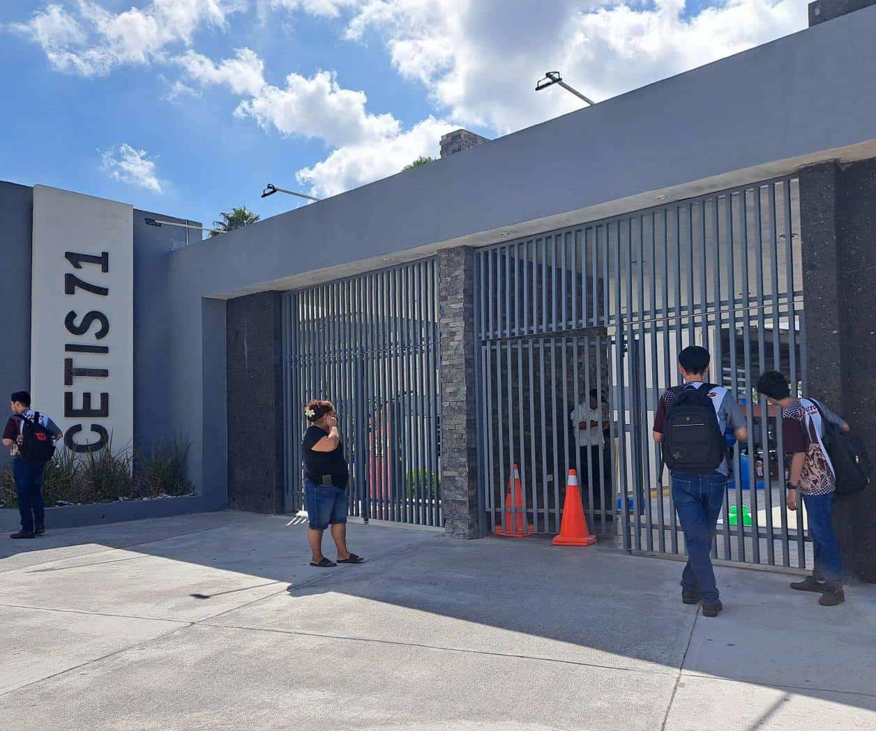 Concluyen ciclo en las preparatorias públicas