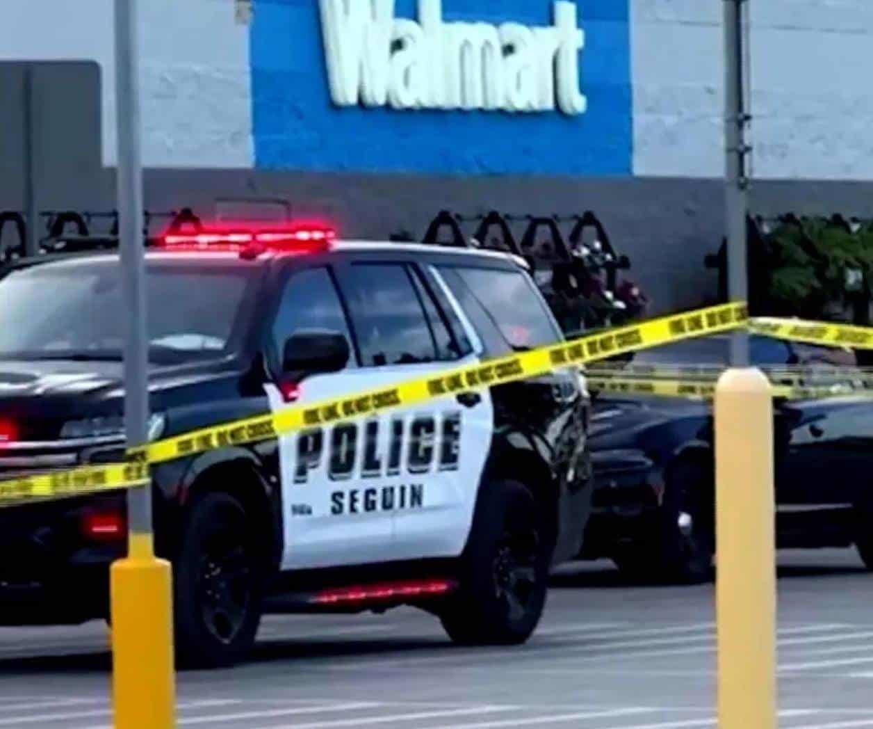 Mujer es atracada en estacionamiento