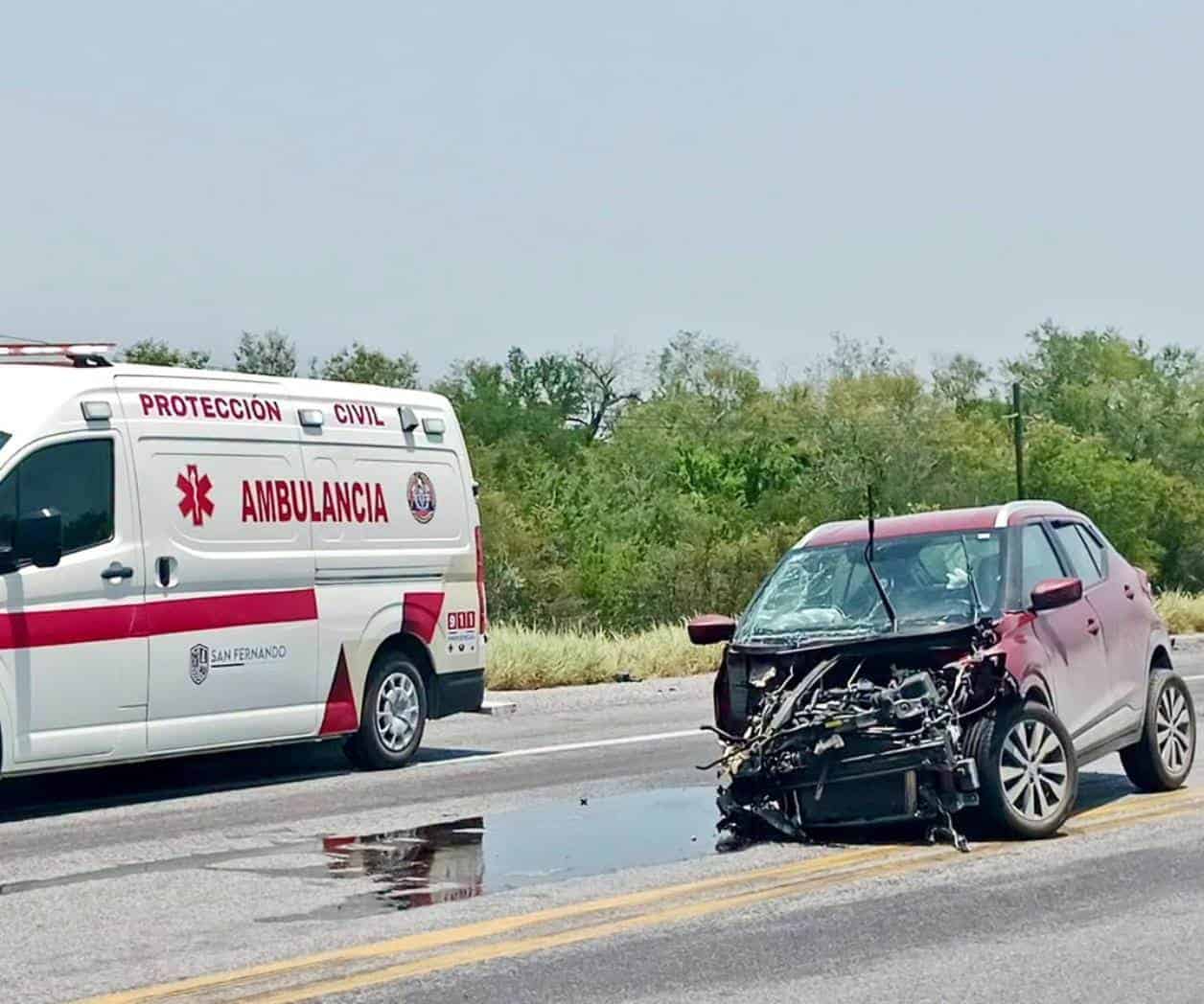 Jóvenes heridos al  chocar contra tráiler