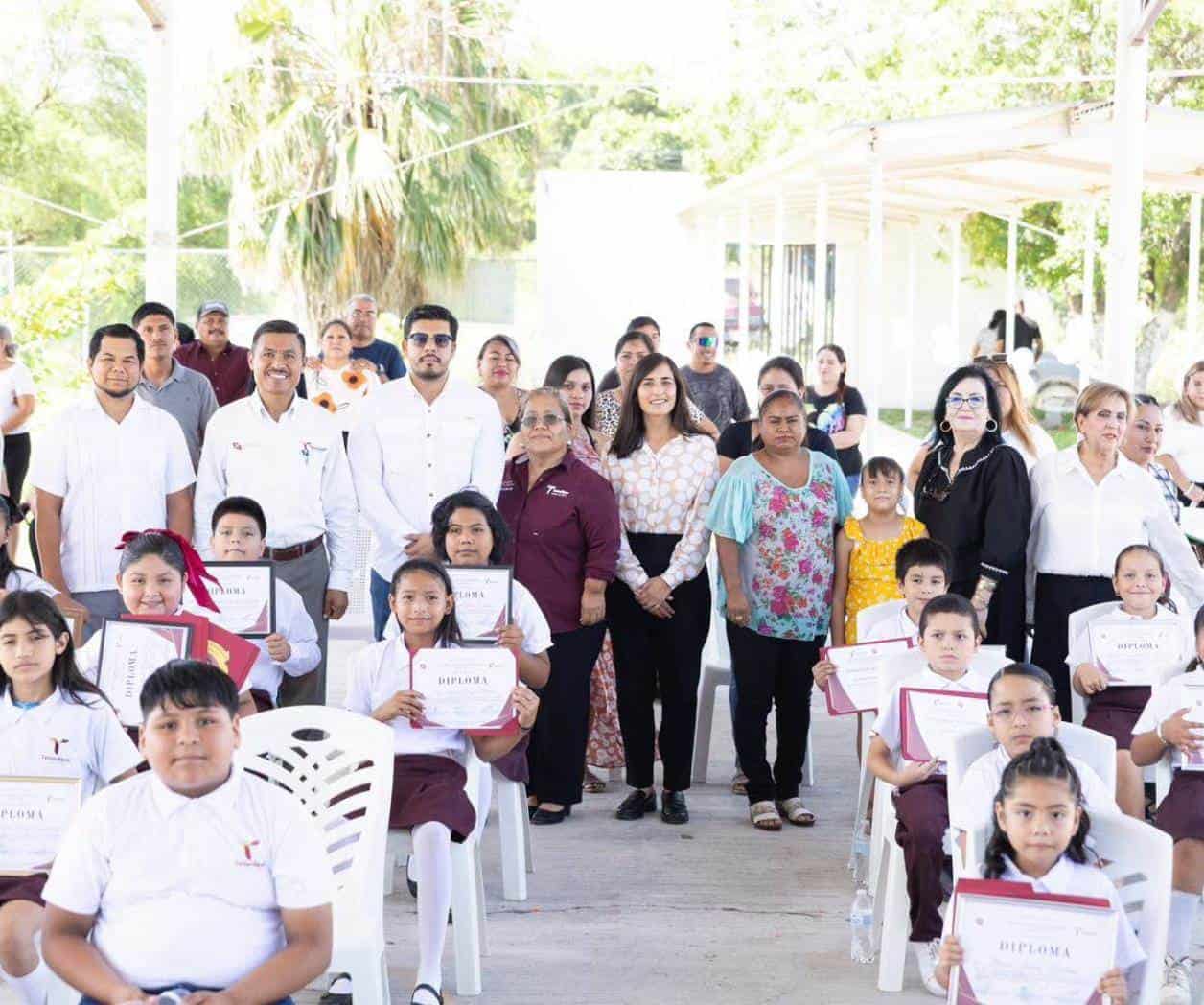 Otorgan diplomas en primaria del ejido San Vicente del Potrero