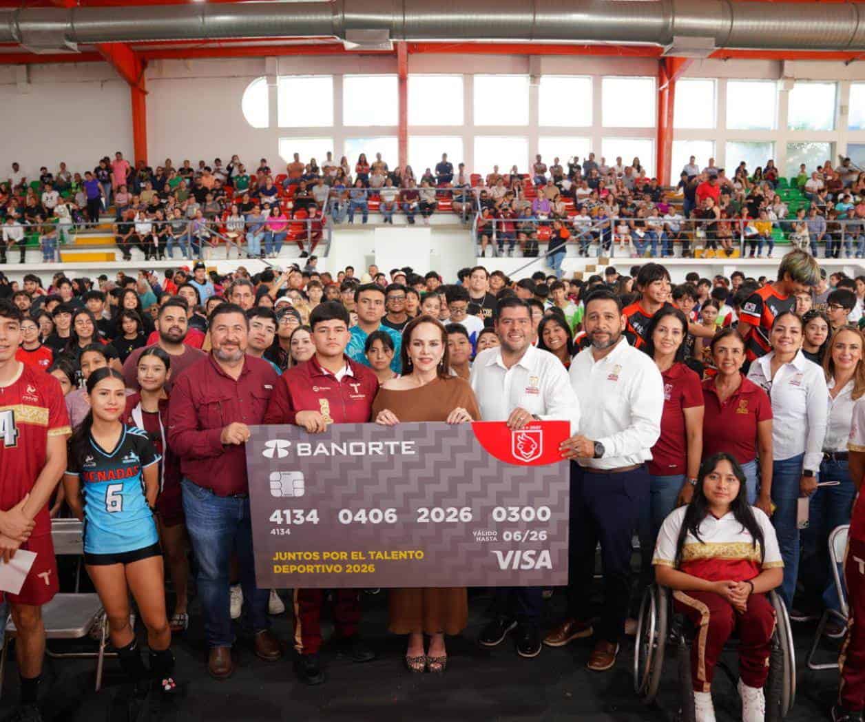 Entrega más 400 becas a niños y jóvenes atletas