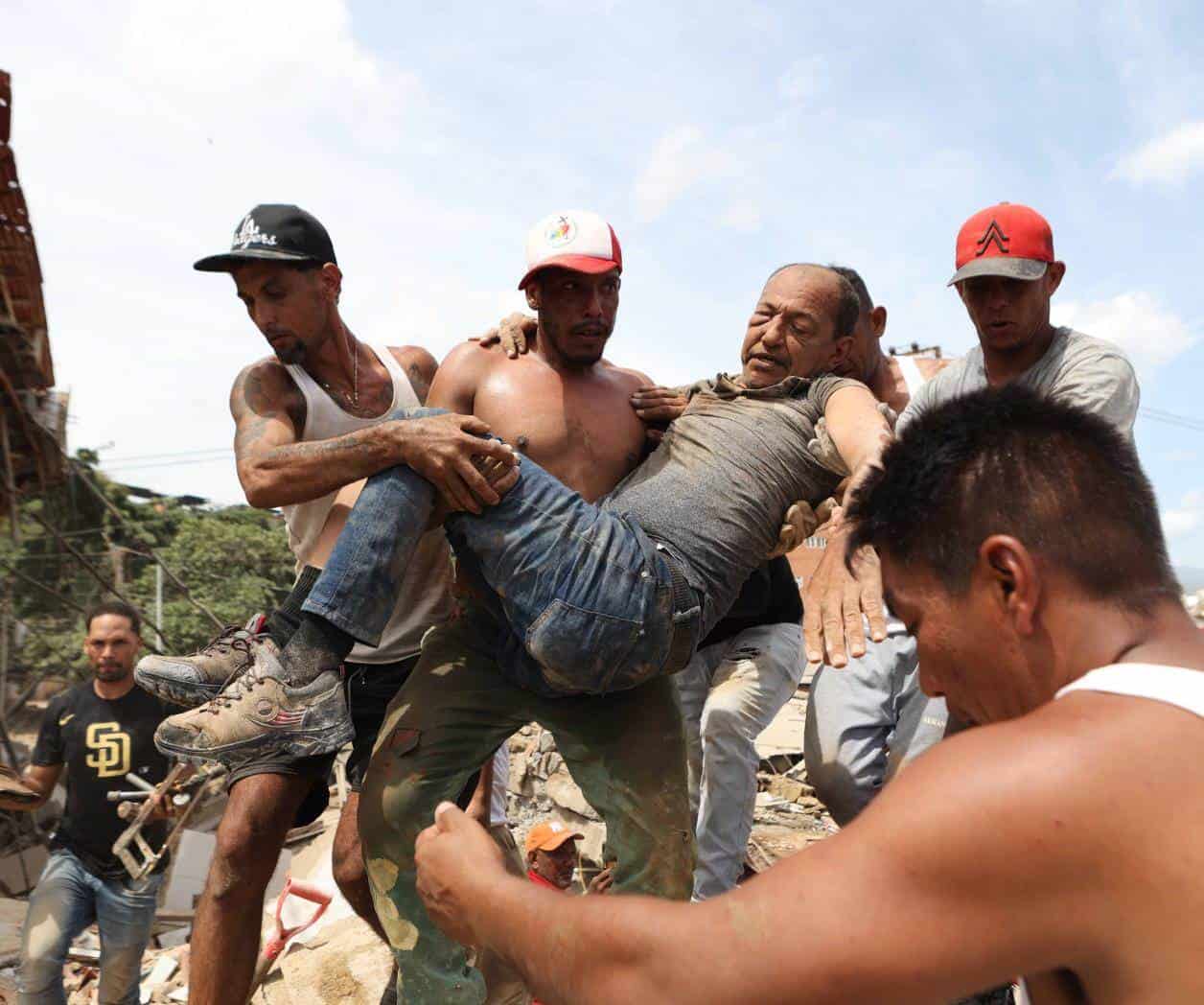Superan 920 muertos por los sismos en Venezuela