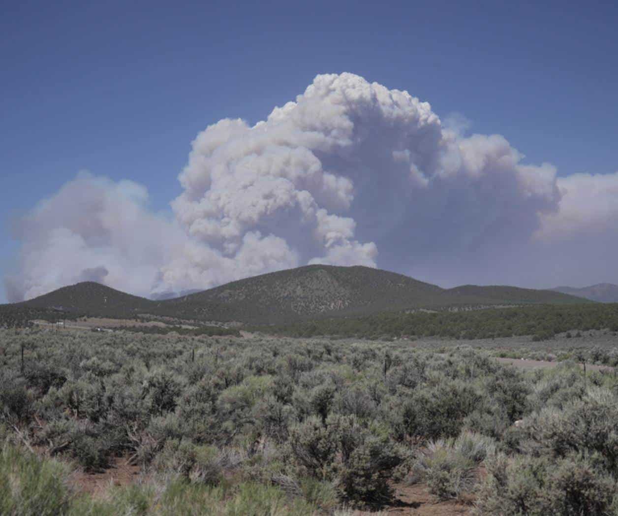 Utah declara estado de emergencia y restringe fuegos artificiales mientras crece el incendio forestal