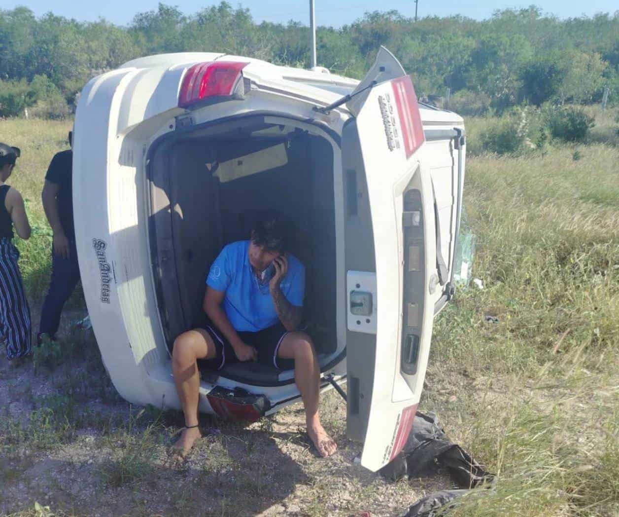 Se impacta y termina volcado en Viaducto