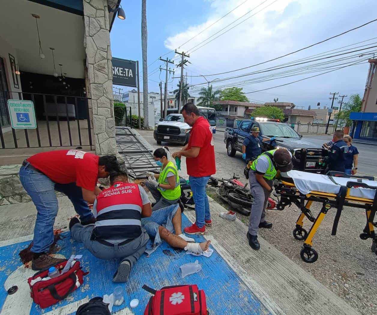 Motociclista lesionado al chocar contra barda