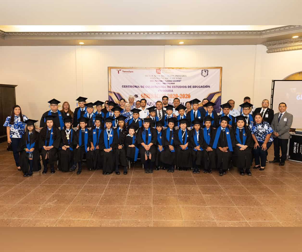 Celebran graduación en la Leona Vicario