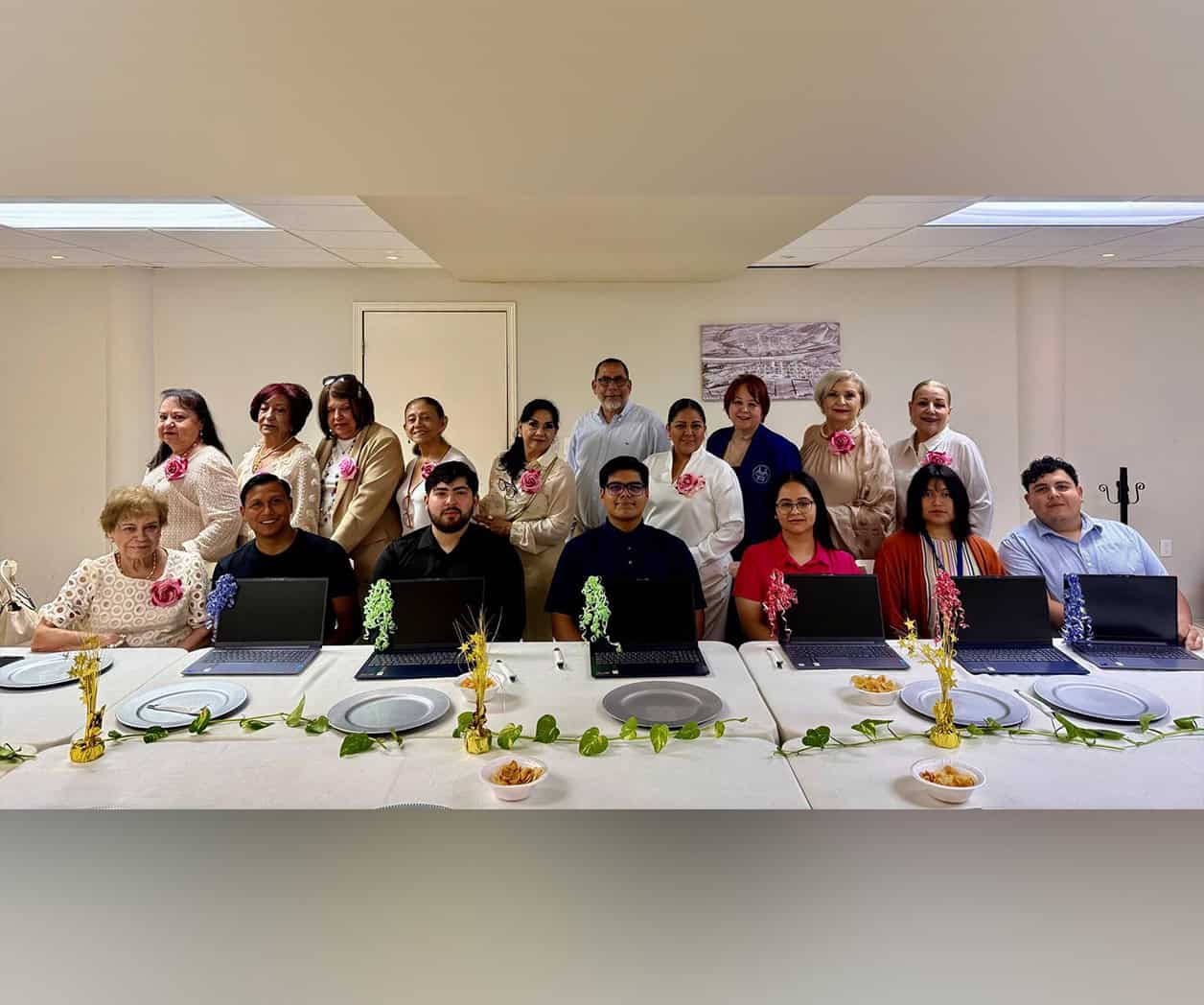 Entrega ADPAC 6 equipos de cómputo a estudiantes