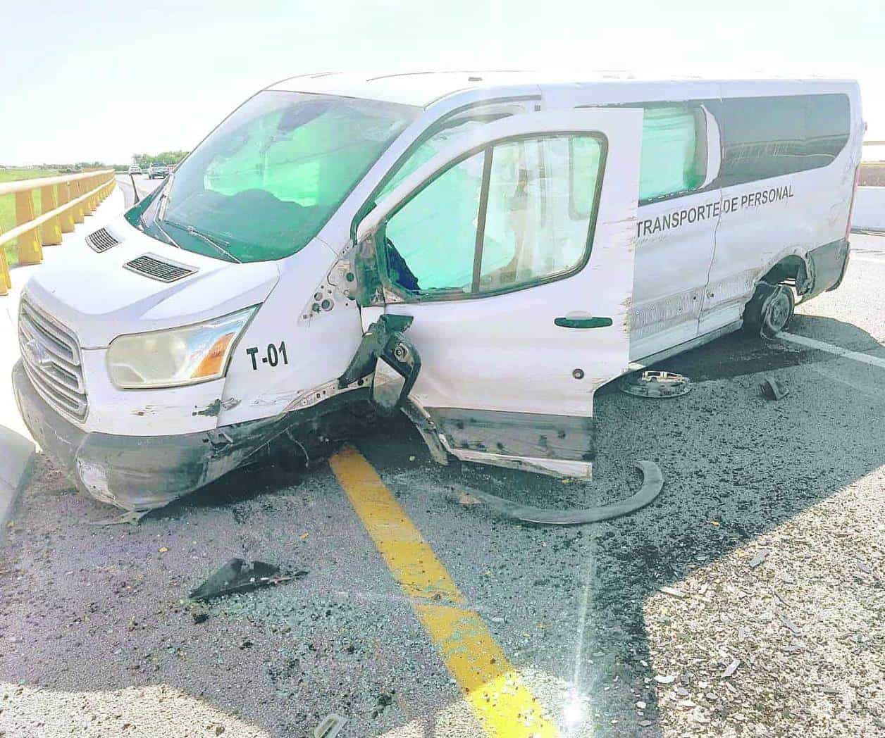Choca transporte de personal en carretera Matamoros-Reynosa; hay un par de heridos