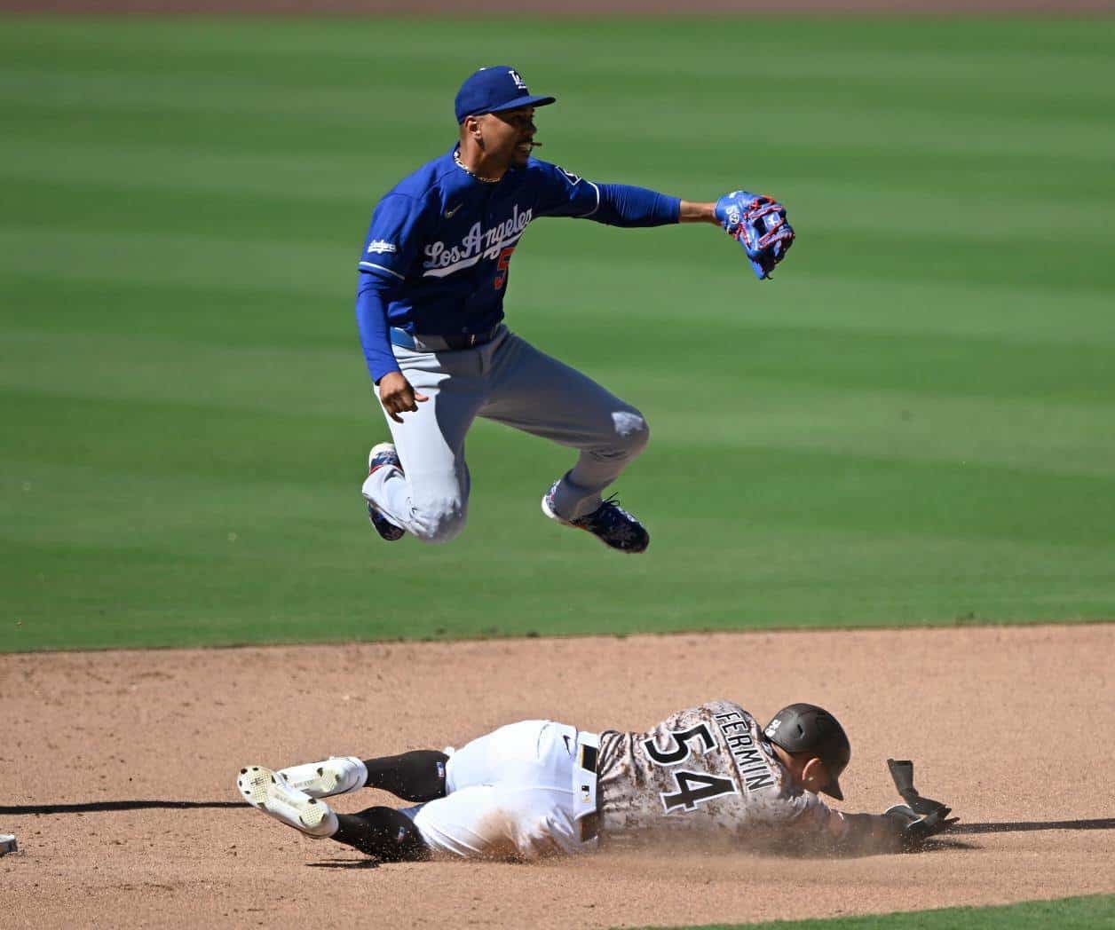 Freeman y Betts impulsan a Dodgers