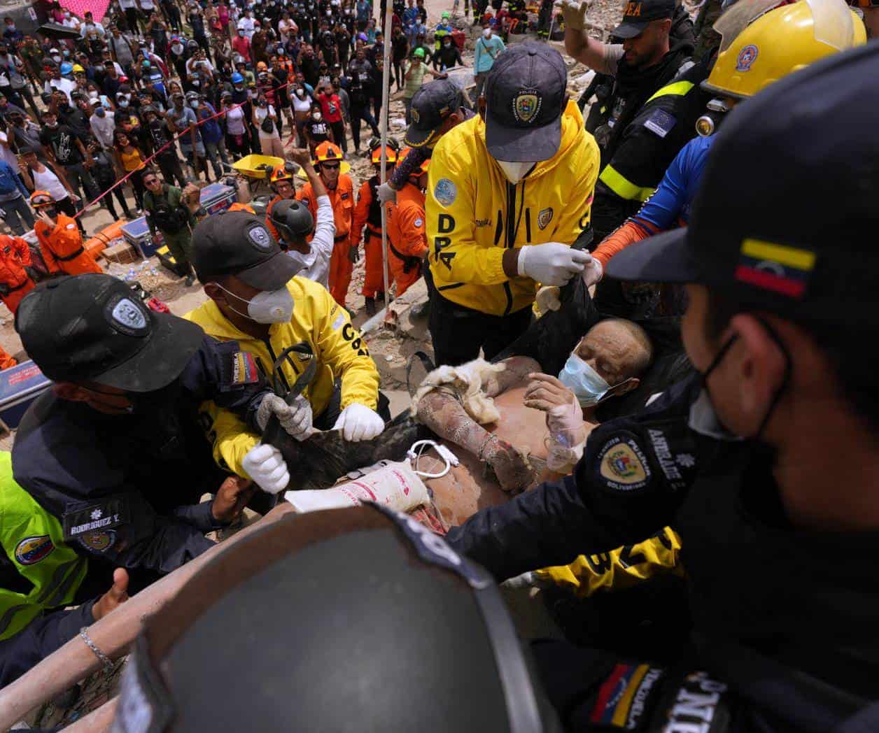 Buscan sobrevivientes de los sismos contra el reloj