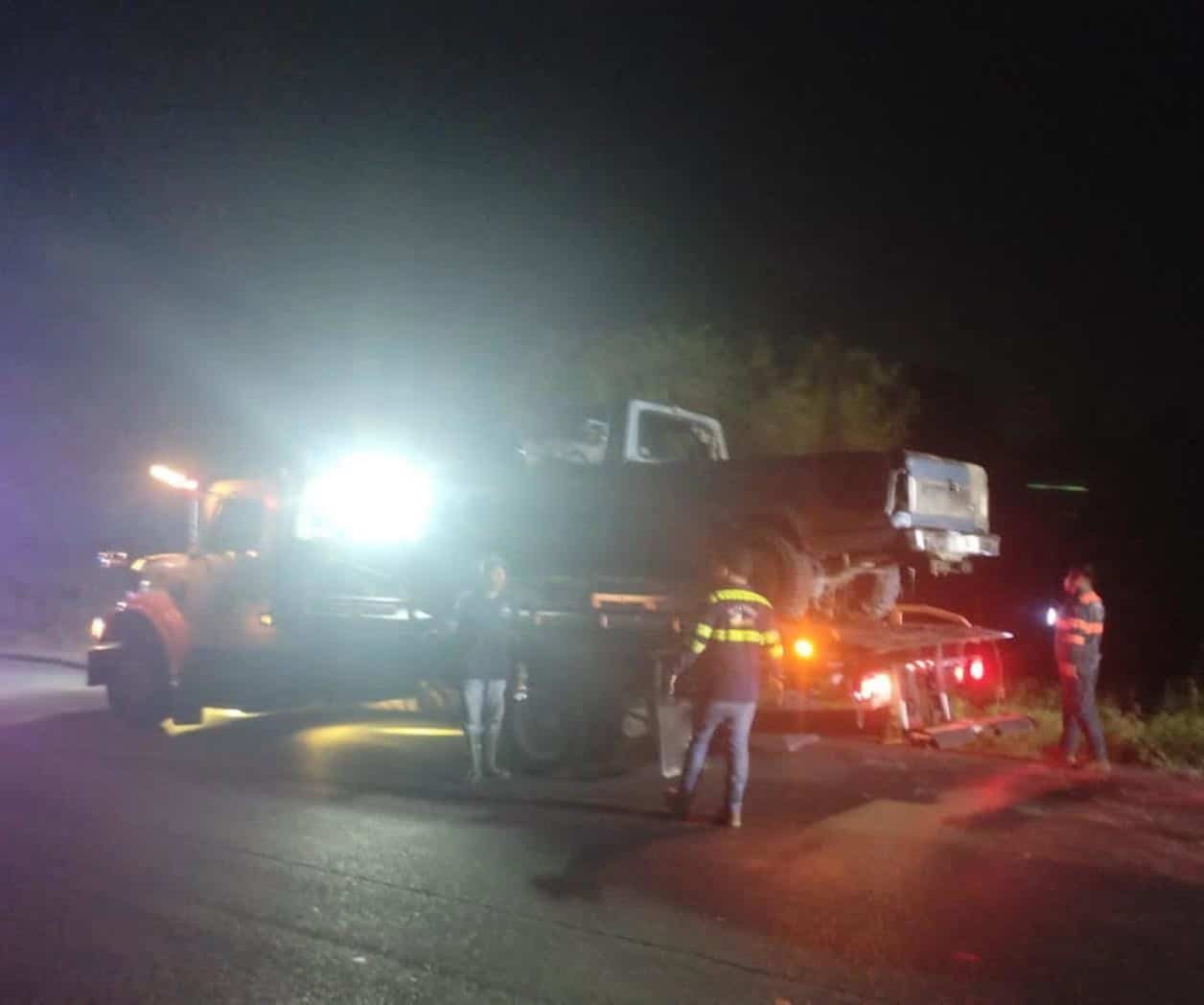  Conductor vuelca y cae a dren en Río Bravo