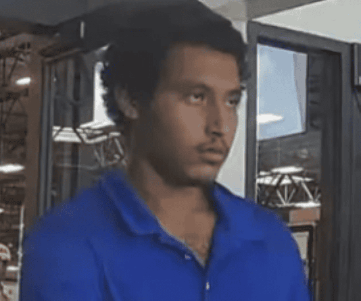 Buscan a sospechoso de robo en tienda Academy