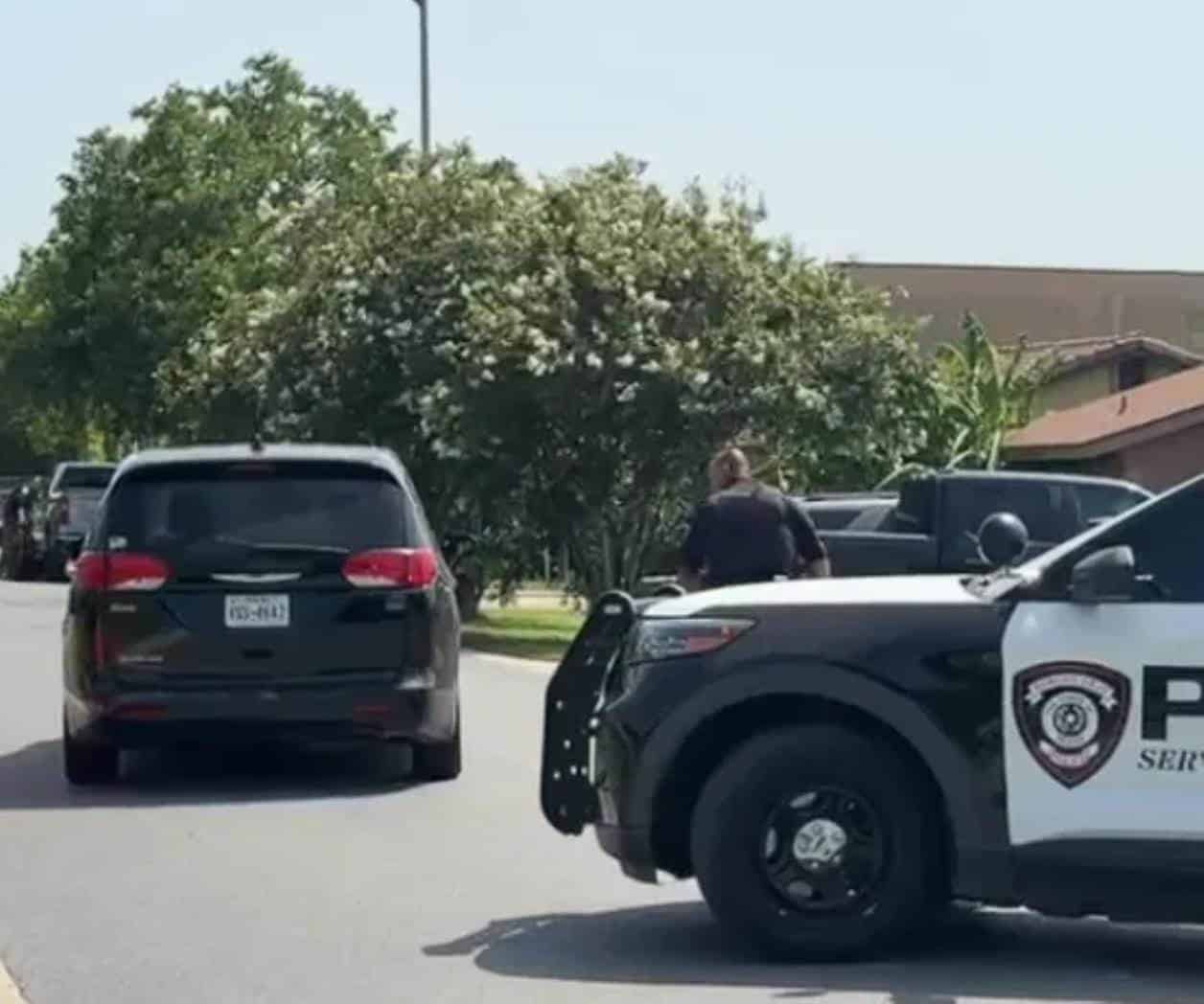 Hallan a hombre muerto en la entrada de su casa