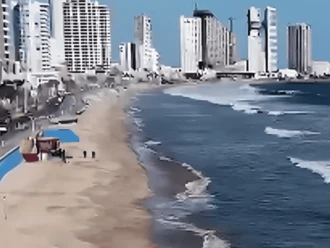 Pese a alertas por fuerte oleaje, rescatan a 10 bañistas en Mazatlán