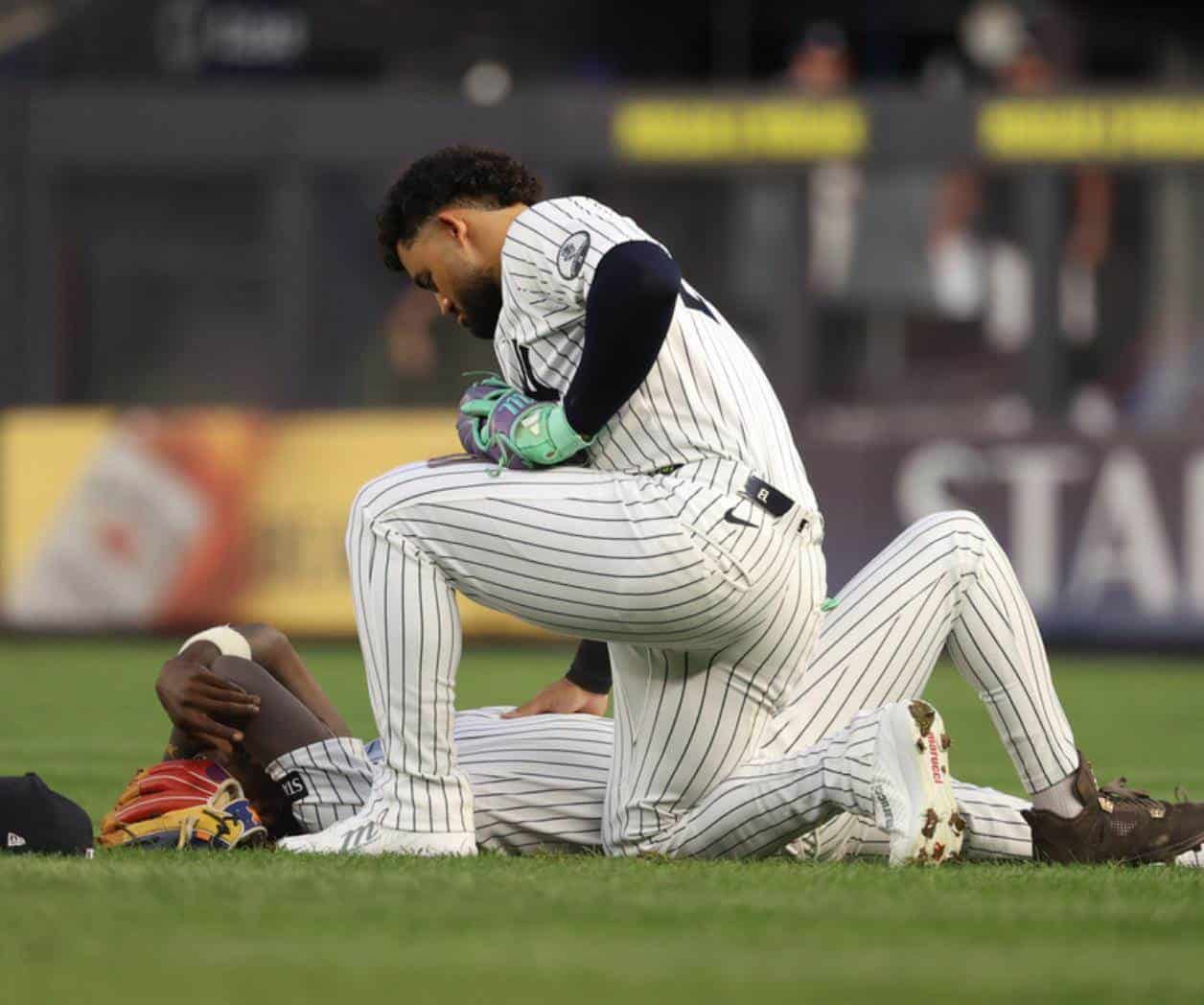 Jazz Chisholm Jr. de Yankees sale del juego tras chocar con Jasson Domínguez