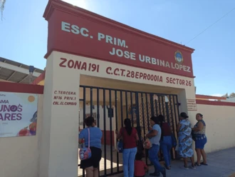 Excluyen a niña de graduación por adeudo de 340 pesos