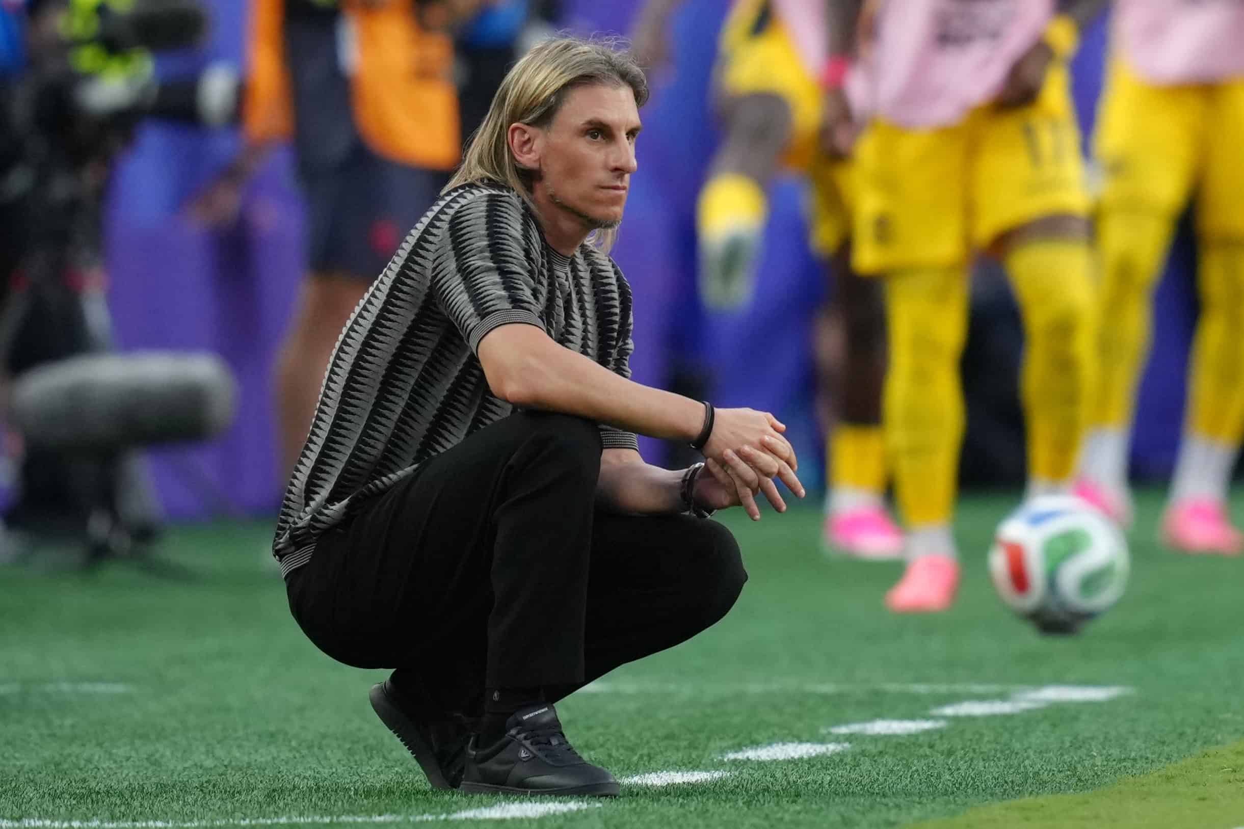 Técnico de Ecuador se rinde ante México tras eliminación