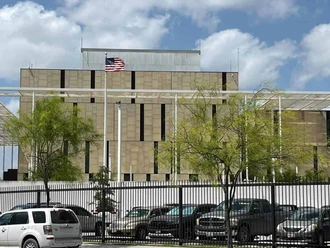 Detienen a mujer en Consulado por usar documentos falsos