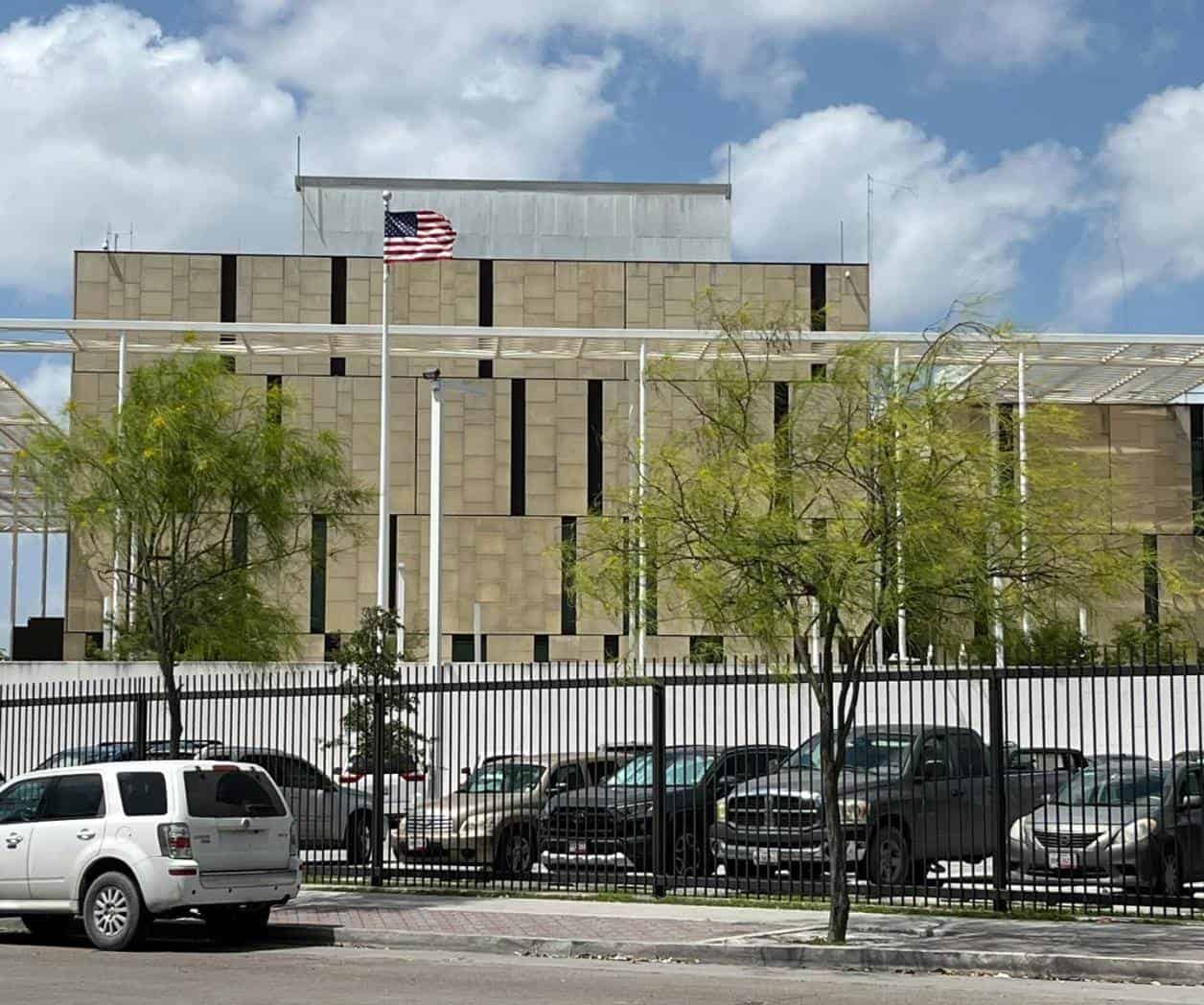 Detienen a mujer en Consulado por usar documentos falsos