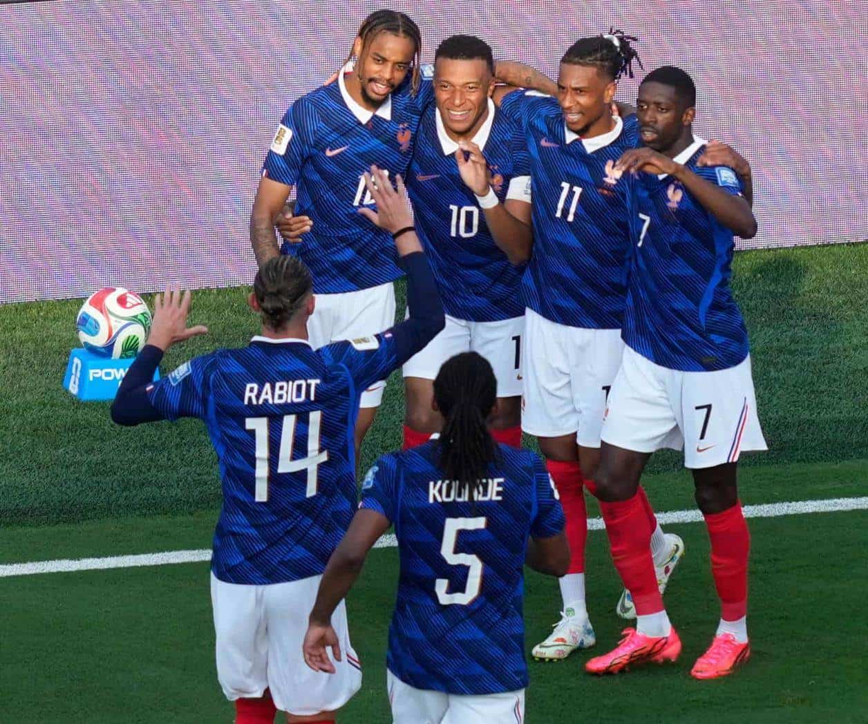 ¡Doblete de Mbappé!