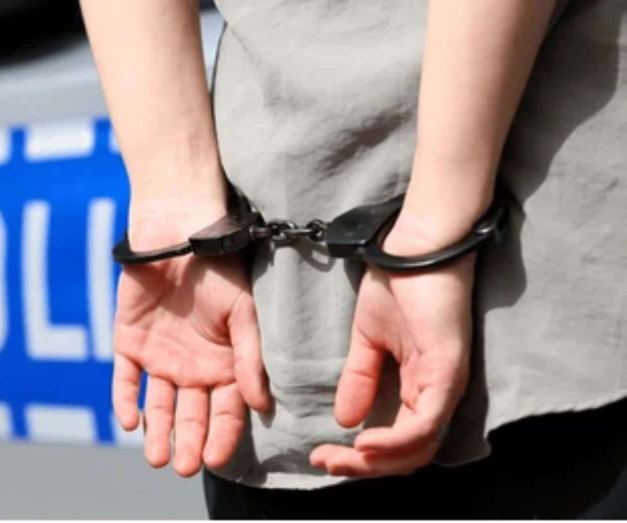 Arrestan a mujer por esconder a 20 indocumentados