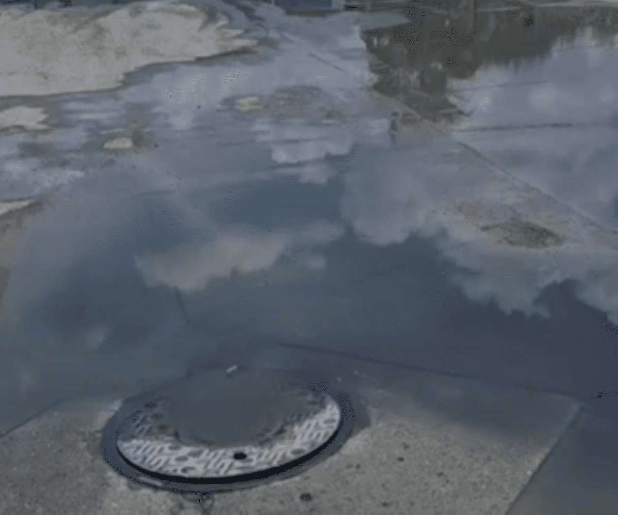 Fugas de aguas negras aquejan a dos colonias