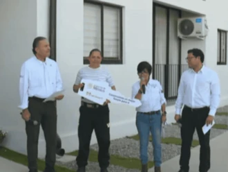Gobierno entrega 98 conjuntos habitacionales a familias en Sinaloa