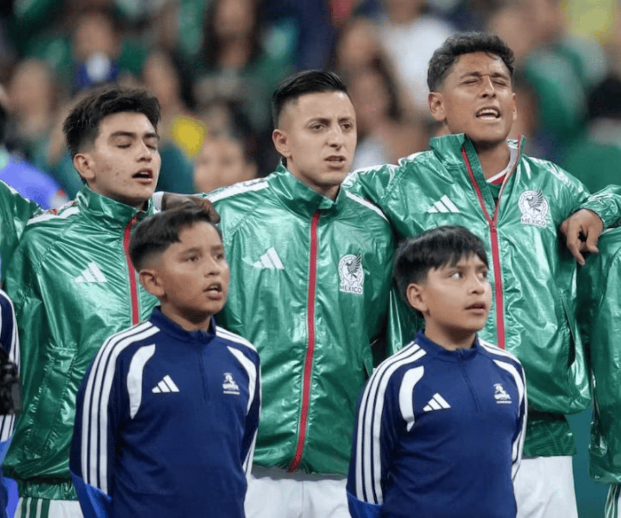 Gilberto Mora y el divertido momento durante el protocolo