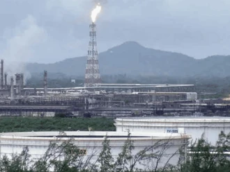 Estables trabajadores heridos tras flamazo en refinería