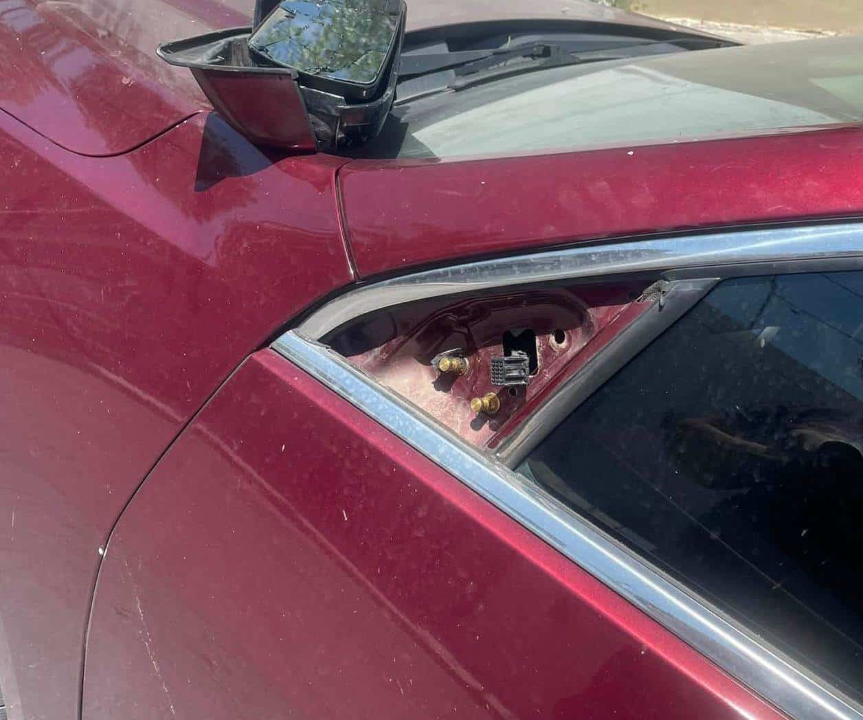 Denuncian a joven conductor, tras ocasionar daños en auto estacionado