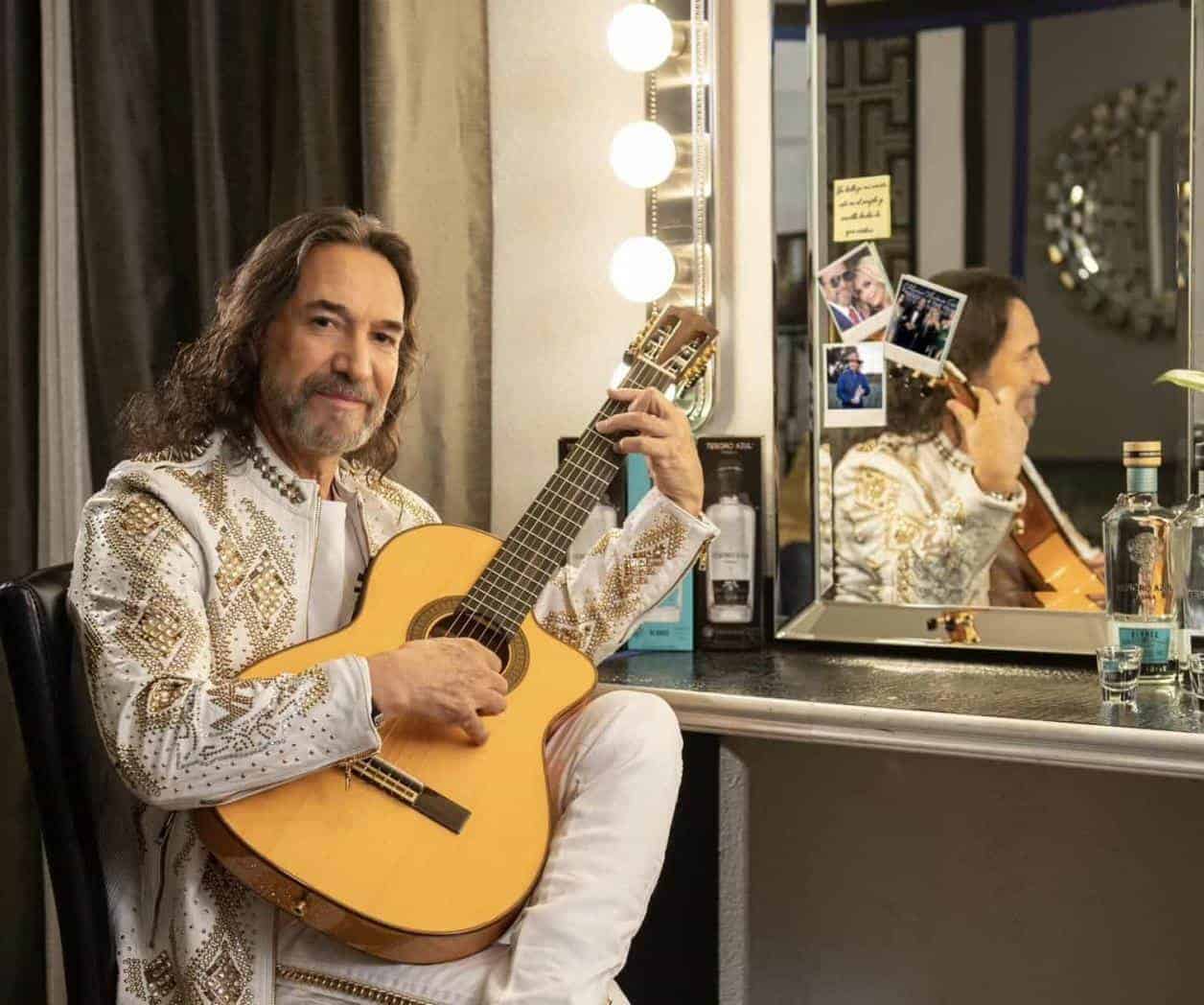 Agradece al público