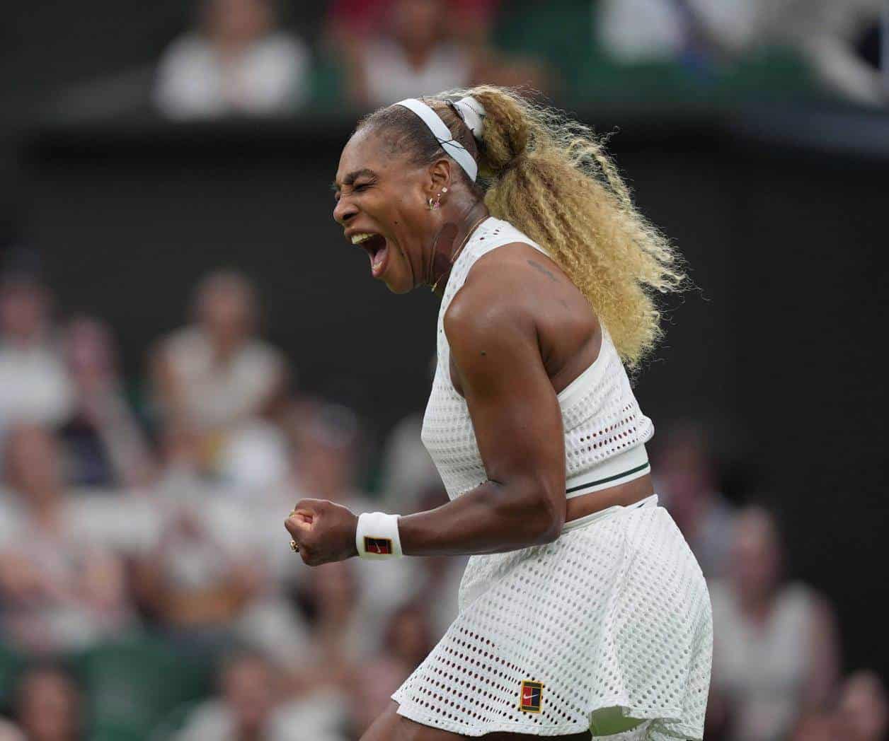 Serena Williams se lastimó la rodilla