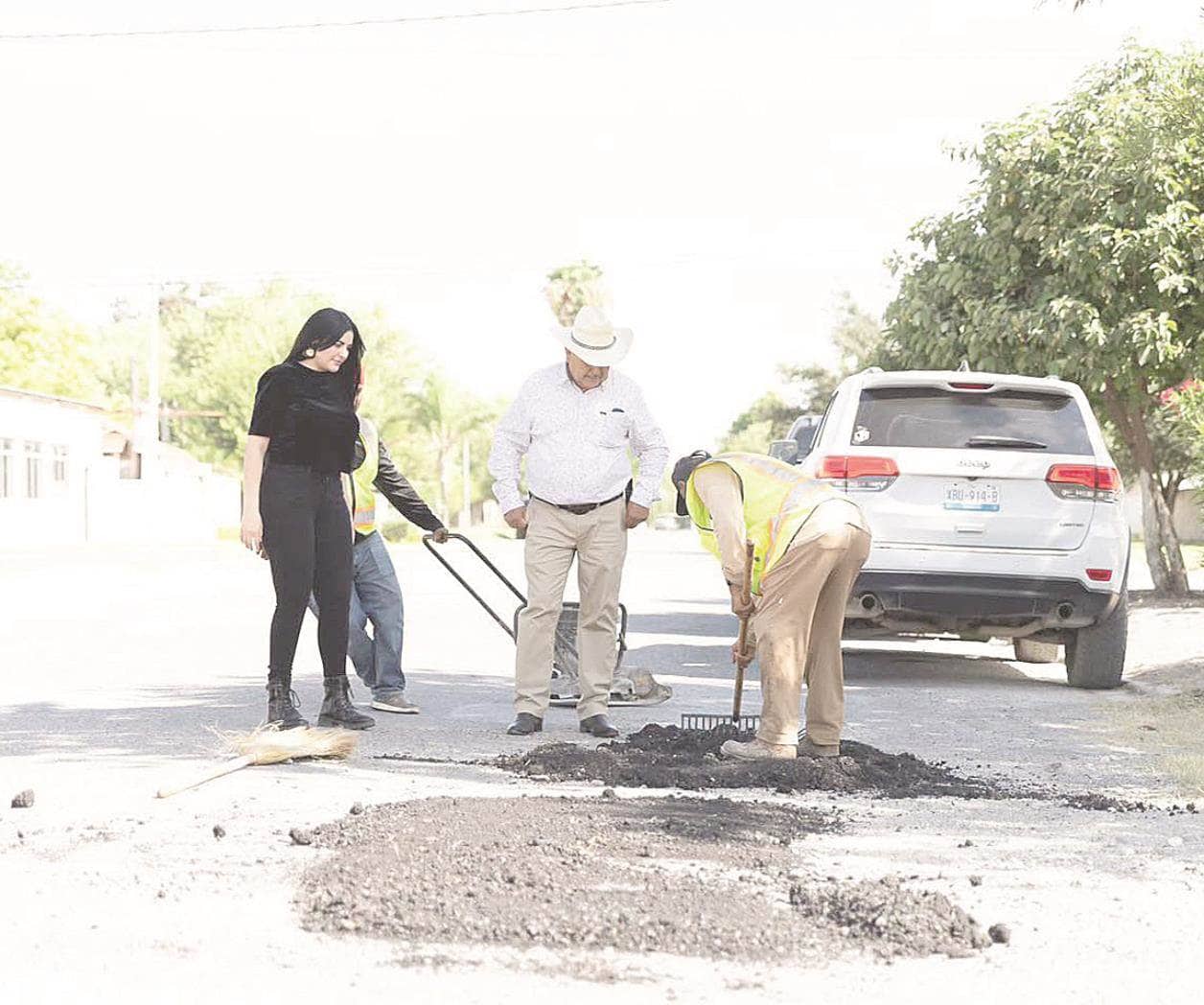 Nataly inspecciona trabajos de bacheo